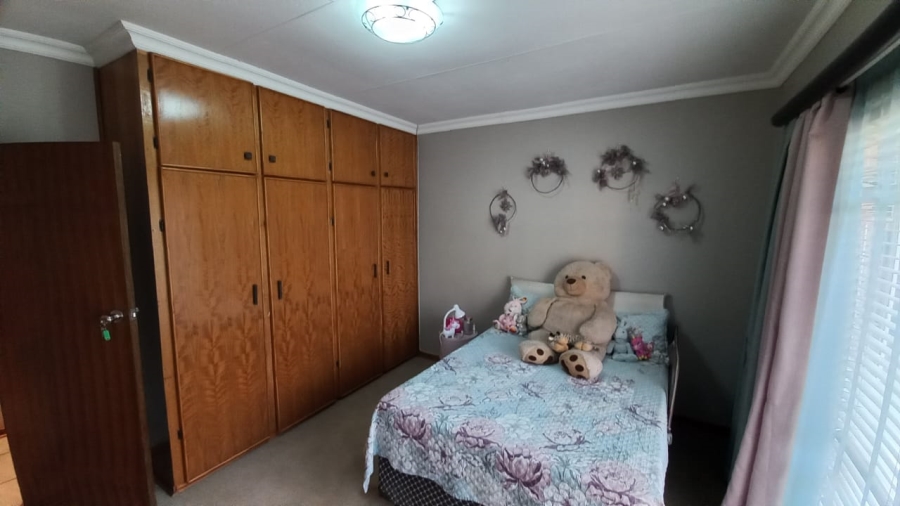 4 Bedroom Property for Sale in Van Der Hoff Park North West